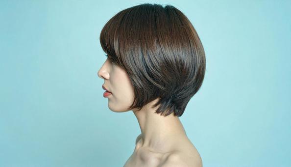 ショートヘアの女性 ショートヘアの女性の写真
