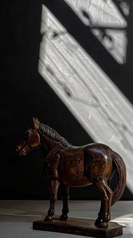 木彫りの馬の置物 干支 午 モノクロ背景 木彫りの馬の置物 干支 午 モノクロ背景の写真