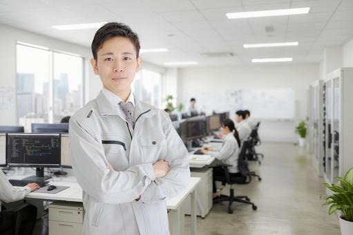 オフィスと作業員 オフィスと作業員の写真