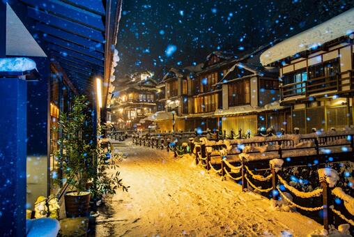 雪の降る銀山温泉の夜景 夜景,夜の眺め,夜景スポットの写真素材