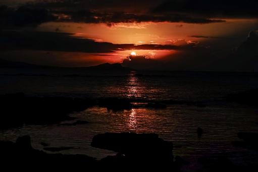 <五島の風景>夏の夜明けの海から昇る朝日 <五島の風景>夏の夜明けの海から昇る朝日の写真
