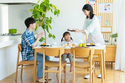 ダイニングで食事する家族 ダイニングで食事する家族 家族,笑顔,食卓の写真素材