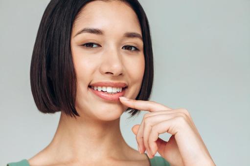 唇を見せる女性 唇を見せる女性の写真