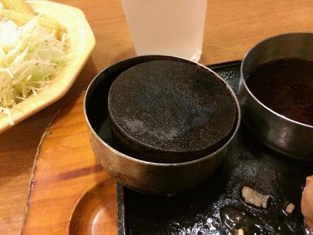ステーキを温めなおす熱々の鉄の塊ペレット ステーキを温めなおす熱々の鉄の塊ペレット ペレット,鉄鋳,ステーキ皿用ペレットの写真素材
