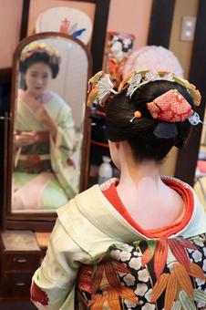 舞妓の身支度 舞妓の身支度 舞妓,舞妓体験,女性の写真素材