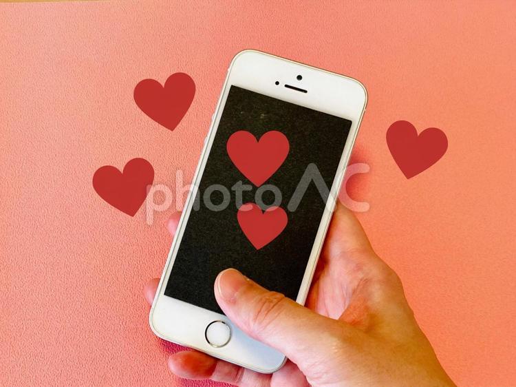 スマホとたくさんのハート スマホ,ハート,snsの写真素材