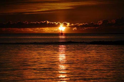 <五島の風景>夜明けの海から登る太陽 <五島の風景>夜明けの海から登る太陽の写真