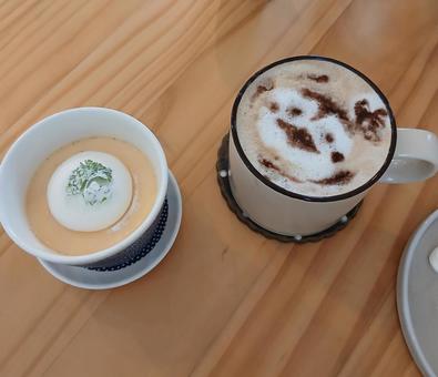 生クリームのせプリンと鳥さんのラテアート プリン,生クリーム,デザートの写真素材