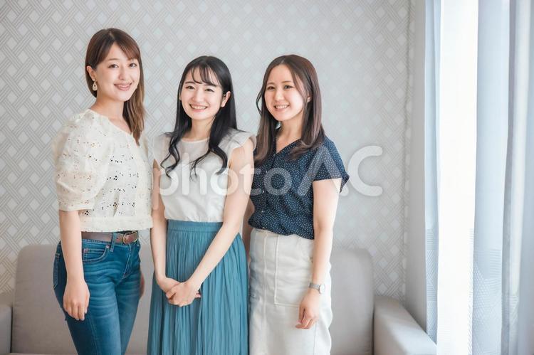 屋内にいる女性たち（カメラ目線） 女子会,女性,友達の写真素材