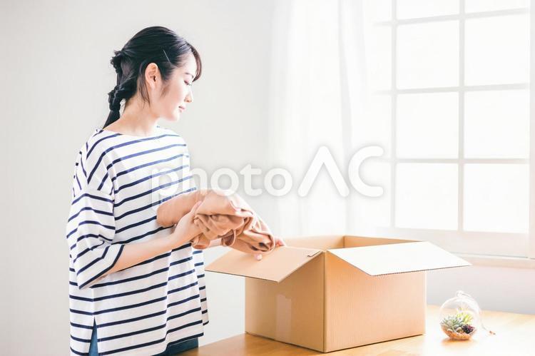 古着をフリマアプリに出品する女性（梱包） 梱包,古着,箱詰めの写真素材