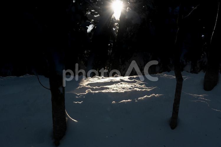 冬山の風景 光が差し込む 雪山,冬山,山の写真素材