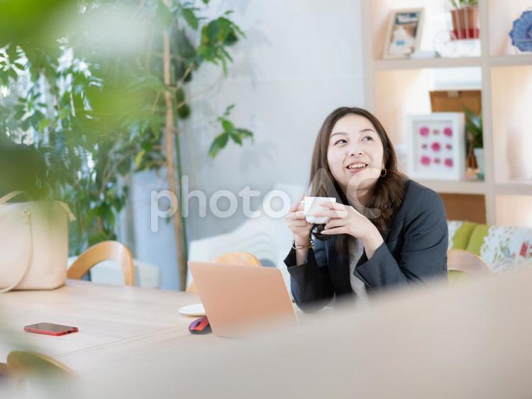 23：パソコンで仕事をする女性 女性,女の子,人物の写真素材