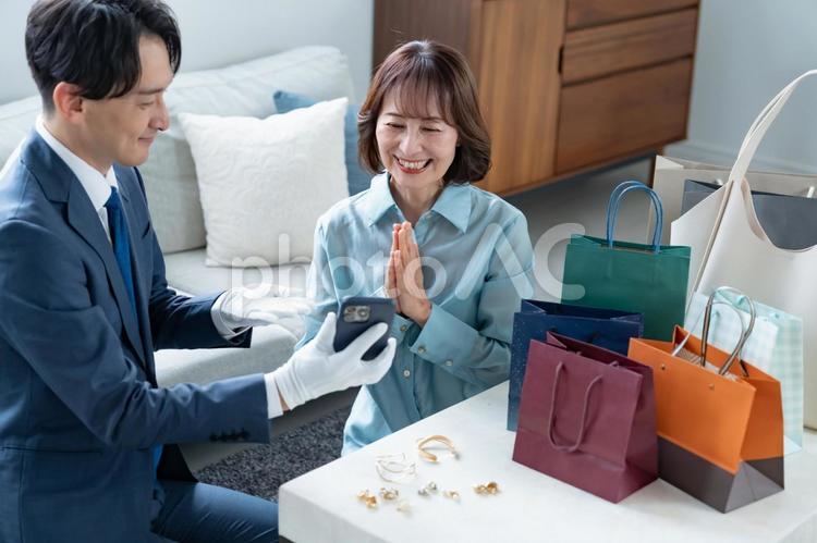 査定に出すシニア女性 査定,買取,ビジネスの写真素材