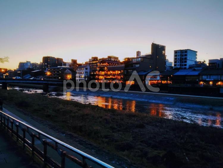 京都鴨川の夕暮れ時 京都,河原町,鴨川の写真素材