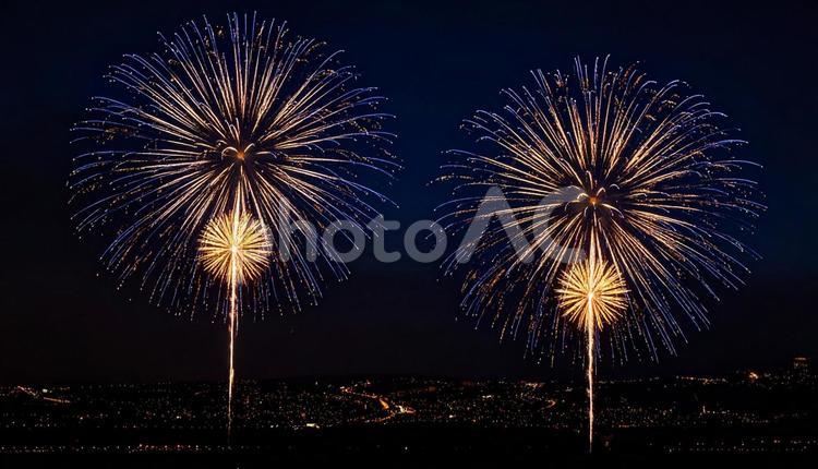 夜空にあがる打ち上げ花火　風物詩 花火,花火大会,打上花火の写真素材