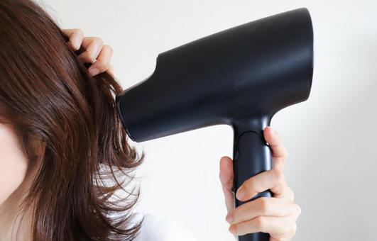 ドライヤーで髪の毛を乾かす女性 ドライヤー,髪の毛,乾かすの写真素材