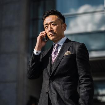スマートフォンで連絡を取る日本人男性 スマートフォンで連絡を取る日本人男性の写真