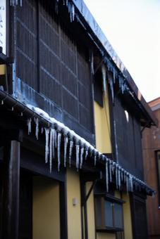 日本の冬景色：軒先のつらら 日本家屋,つらら,氷柱の写真素材