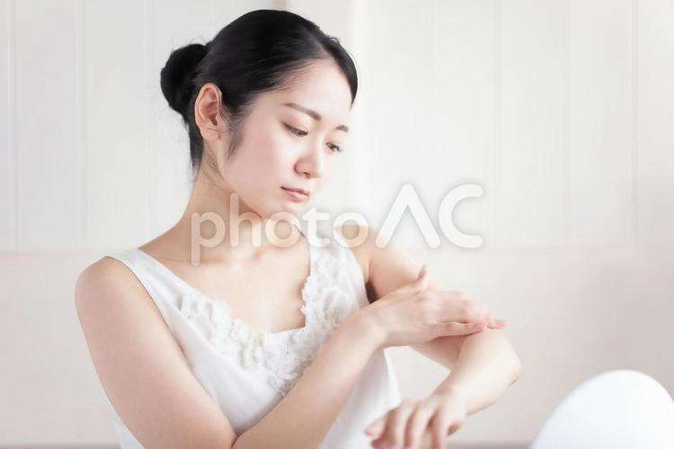 ボディークリームを塗る女性（困る） 乾燥肌,敏感肌,困るの写真素材