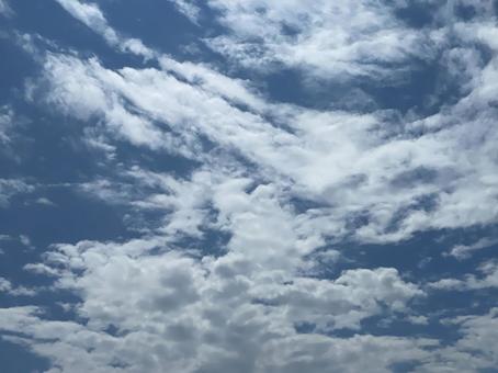 空に雲 空に雲の写真