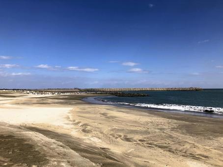 青空と静かな海辺が広がる夏の砂浜 青空と静かな海辺が広がる夏の砂浜の写真