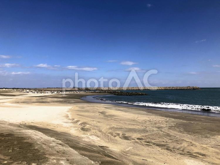 青空と静かな海辺が広がる夏の砂浜 海,砂浜,海岸の写真素材
