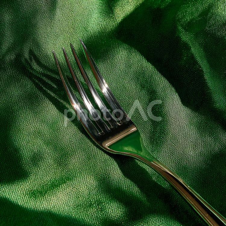 緑の布上のフォーク フォーク,食器,銀色の写真素材