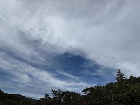 雲の切れ間に見える青空 雲の切れ間に見える青空の写真