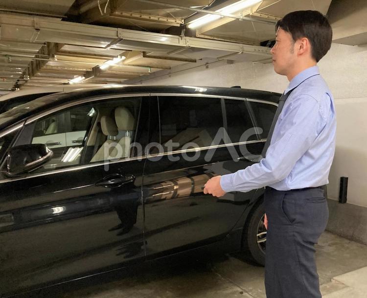 車のキーを開けるビジネスマン 車,車のキー,車のロックの写真素材
