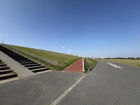 土手 晴天,ランニングコース,階段の写真素材