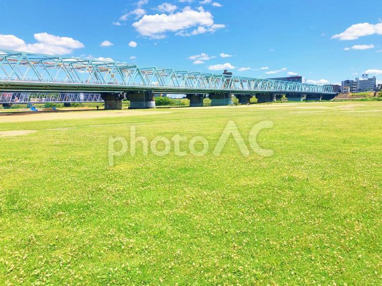 河川敷から見た景色と青空 河川敷,眺め,晴れの写真素材