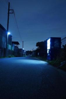 深夜の松戸市前ヶ崎、自動販売機のある道路 深夜,夜,夜中の写真素材
