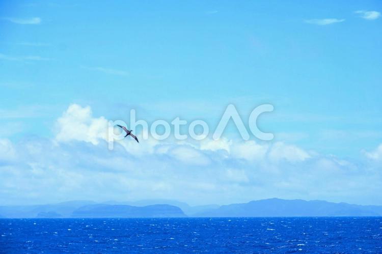 沖縄・遠くに西表島を望む海 与那国島,西表島,空の写真素材