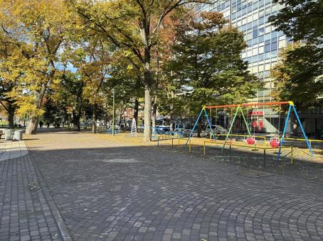 紅葉の10月下旬札幌大通公園西9丁目 大通公園,公園,札幌の写真素材