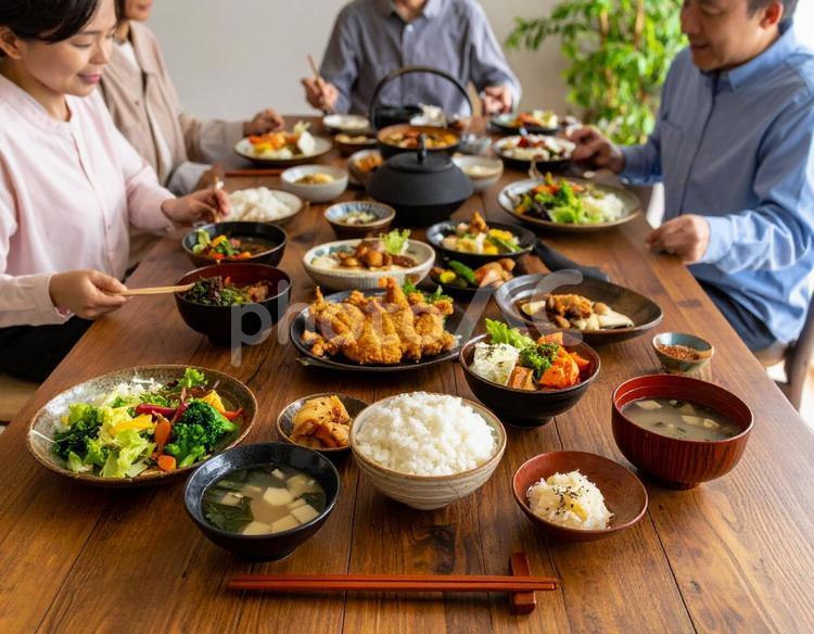 日本人家族の食卓 和食,箸,４人家族の写真素材