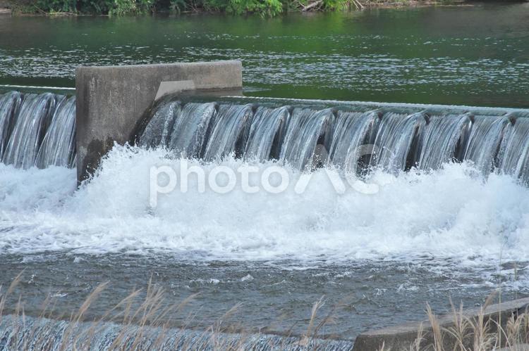 飛沫上げる激しい流れる川 水,飛沫,しぶきの写真素材