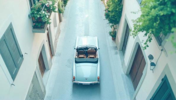 古い町並みの街角に止められたオープンカー 古い町並みの街角に止められたオープンカーの写真