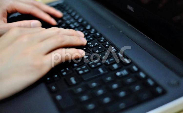 PCをたたく男性 ビジネス,ノートパソコン,パソコンの写真素材