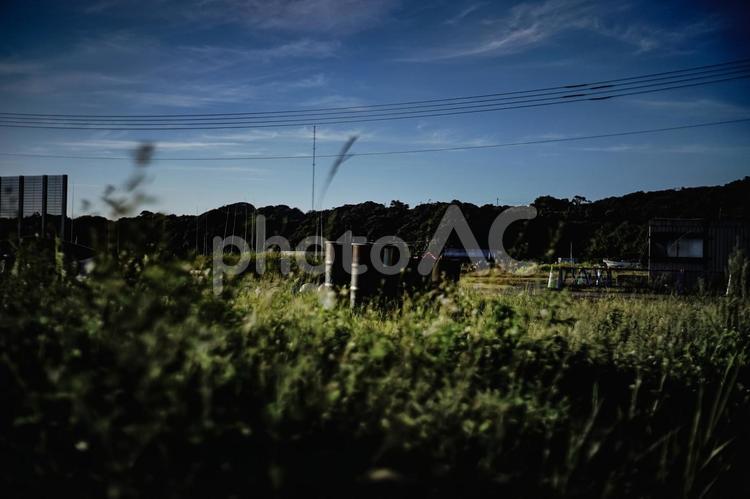＜素材＞漁港内の駐車場に置かれたドラム缶 風景,ドラム缶,燃料の写真素材