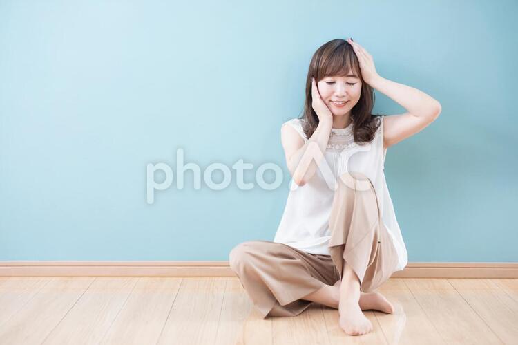 目を閉じて肌に触れている若い女性 美容,化粧水,乳液の写真素材