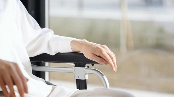 車椅子の高齢者に手を重ねる介護士 車椅子の高齢者に手を重ねる介護士 介護士,手,重ねるの写真素材