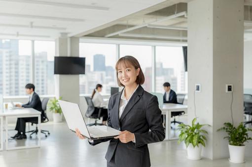 会社と女性 女性,ビジネスウーマン,会社員の写真素材