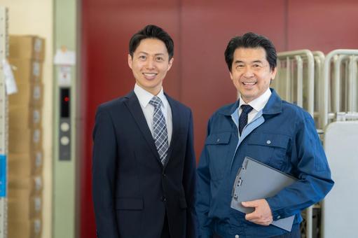 倉庫で商談をする経営者とビジネスマン 倉庫で商談をする経営者とビジネスマン 倉庫,会議,工場の写真素材
