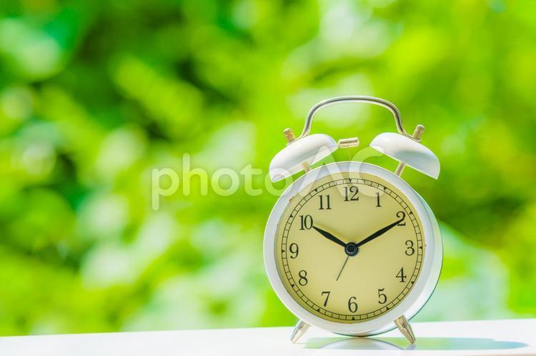 緑ぼかし背景と目覚まし時計 さわやか,時間,目覚まし時計の写真素材