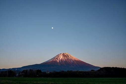 朝霧高原からの赤富士と月 富士山,世界遺産,静岡の写真素材