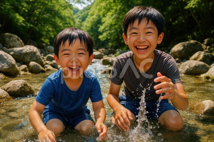 渓流で水遊びをする兄弟 日本人,子ども,兄弟の写真素材