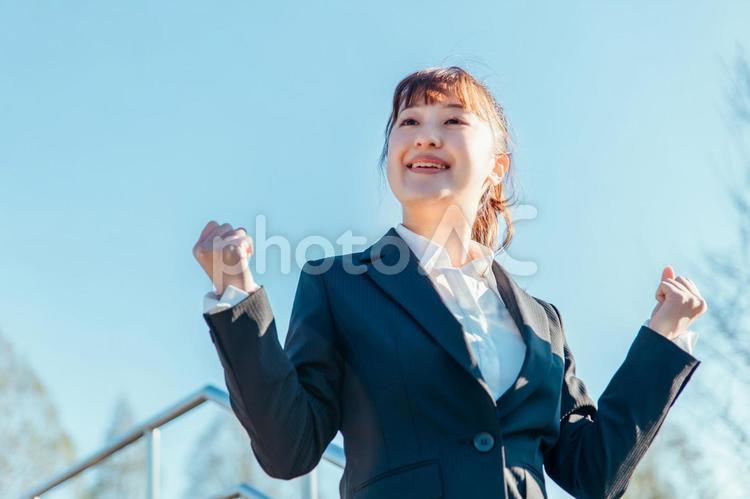 ガッツポーズするビジネスウーマン ビジネス,空,応援の写真素材