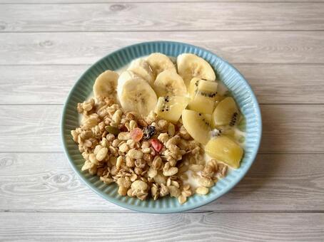 バナナとキウイのヨーグルトグラノーラ 朝食,果物,シリアルの写真素材