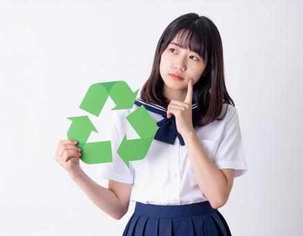 リサイクルマークを持つ女子高生のイメージ リサイクルマークを持つ女子高生のイメージの写真