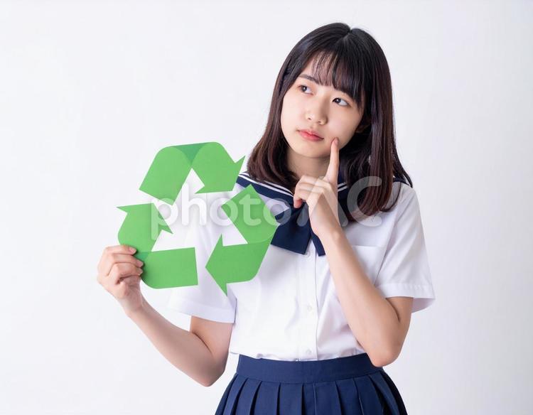 リサイクルマークを持つ女子高生のイメージ リサイクル,女子生徒,人物の写真素材
